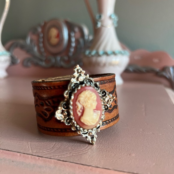 Vintage cameo handmade leather bracelet jewelry - Picture 2 of 6